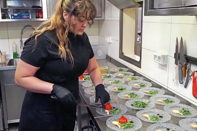 Luksuzno križarjenje po Jadranu: chefinja, ki navdušuje goste.