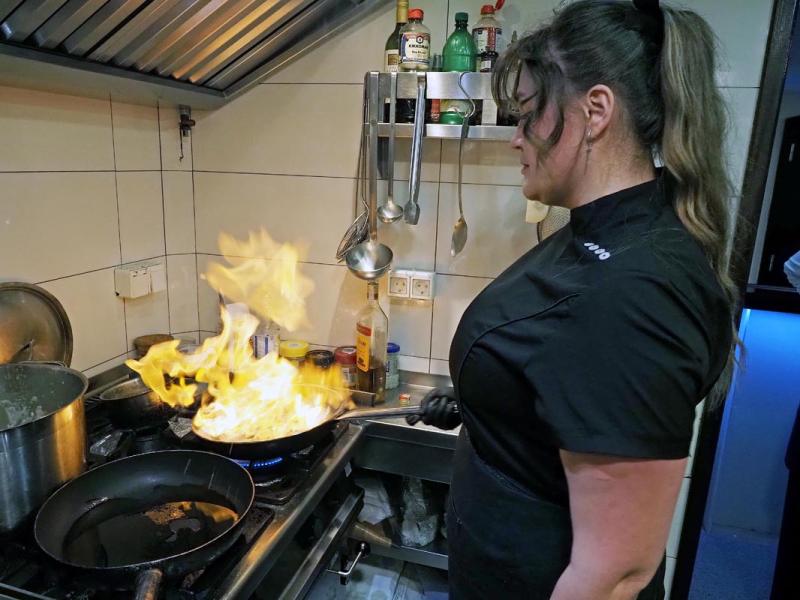 Luksuzno križarjenje po Jadranu: chefinja, ki navdušuje goste.
